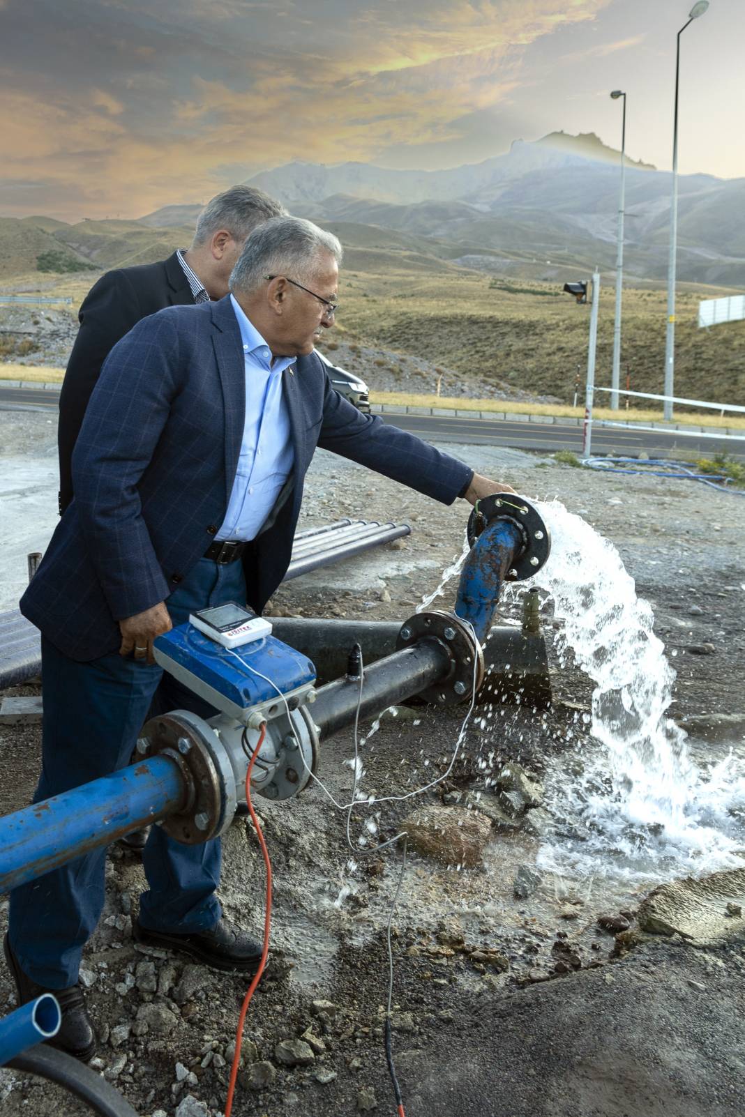 Erciyes Dağı'ndan fışkırdı. Saniyede 5 litre akıyor. Belediye Başkanı hemen teste gönderdi 6